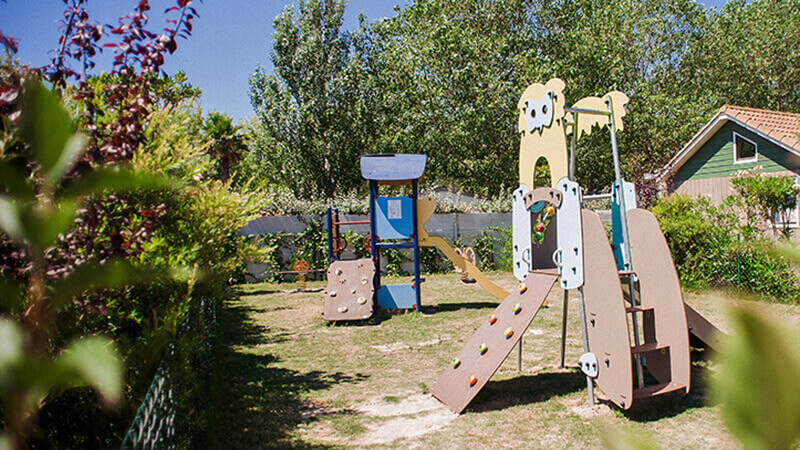 Speeltuin voor kinderen op de camping in de Hérault