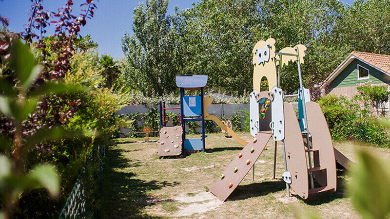 Zona de juegos para niños en el camping del Hérault