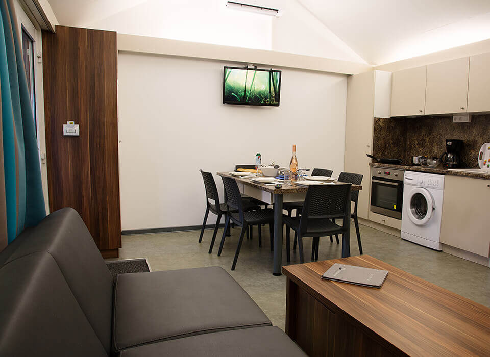 Kitchen and dining area Lodges 6 people