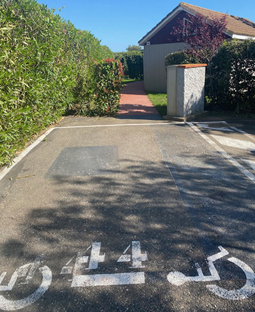 Gereserveerde parkeerplaats voor mensen met beperkte mobiliteit bij Lodges Méditerranée, toegankelijke camping in de Hérault in Vendres-Plage