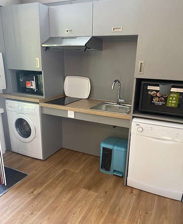 Aangepaste keukenhoek van de toegankelijke lodge te huur bij Lodges Méditerranée, toegankelijke camping in de Hérault, recreatiepark