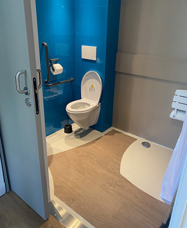 Aangepast toilet van de lodge voor mensen met beperkte mobiliteit bij Lodges Méditerranée, recreatiepark, toegankelijke camping in Vendres-Plage in de Hérault