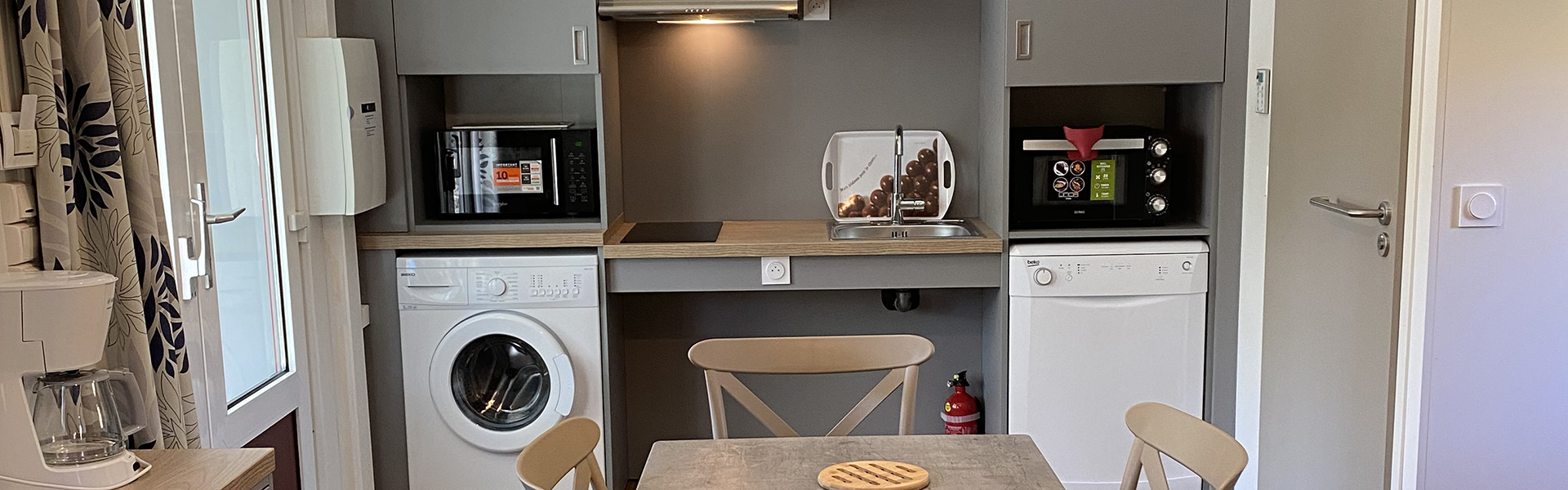 Interieur van een aangepaste accommodatie te huur bij Lodges Méditerranée, recreatiepark, toegankelijke camping in de Hérault