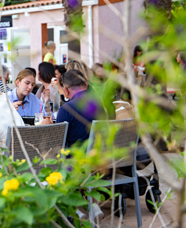 Bar-restaurant van Lodges Méditerranée, toegankelijke camping in de Hérault, toegankelijk voor mensen met beperkte mobiliteit