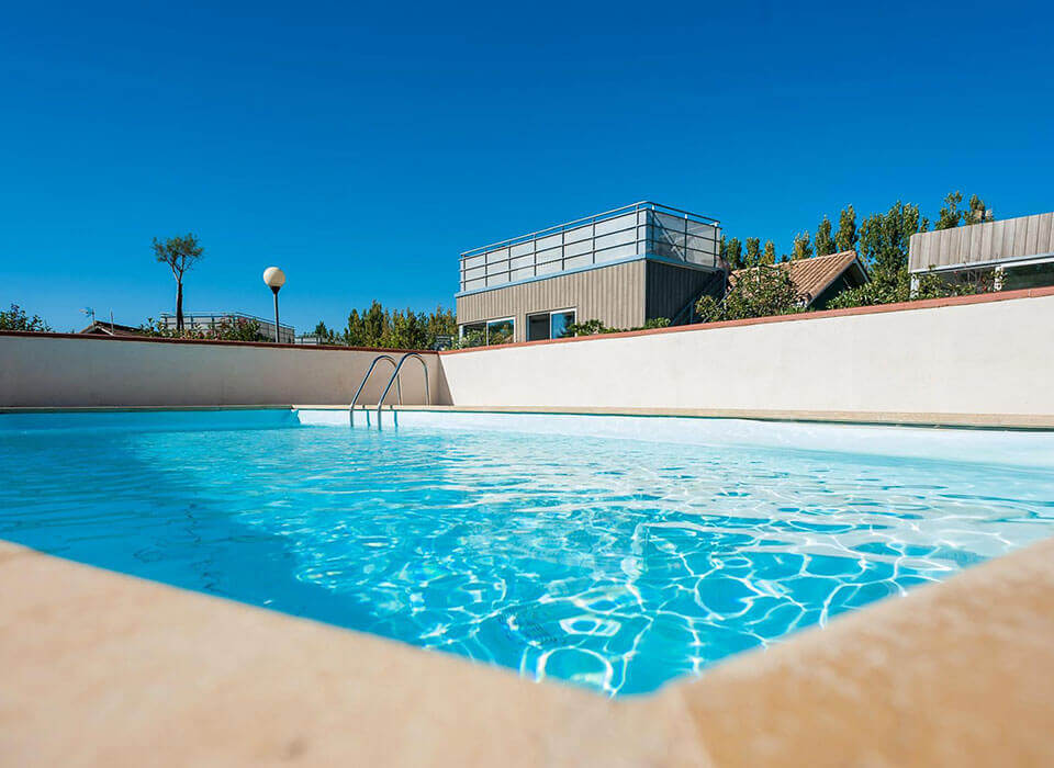 Piscine extérieure camping occitanie