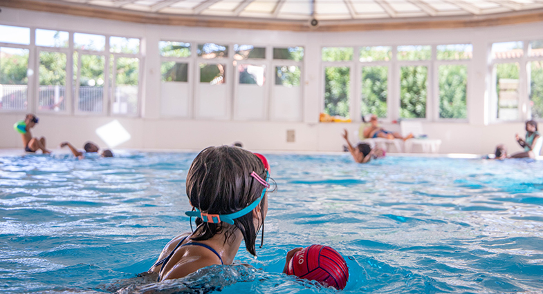 Piscine intérieure avec bain à remous