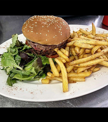 Burger frites proposé au patio du restaurant du camping