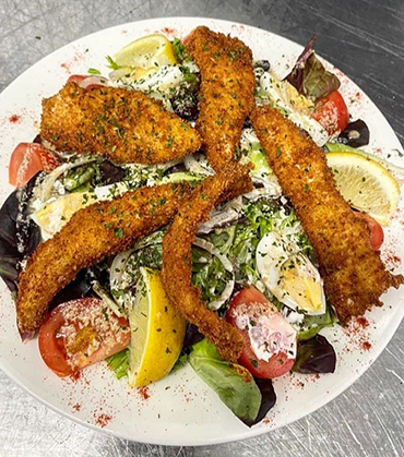 Plat de poisson à déguster au patio du restaurant du camping Lodges Méditerranée