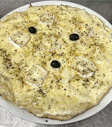 Pizza à déguster au patio du restaurant du camping Lodges Méditerranée