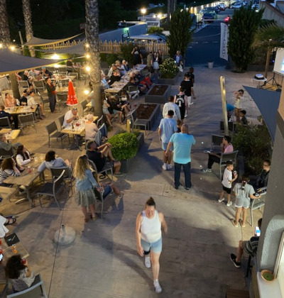 Soirée au patio du restaurant du camping Lodges Méditerranée
