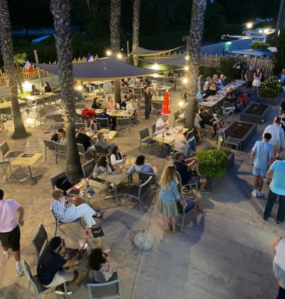 Le patio du restaurant du camping Lodges Méditerranée en soirée