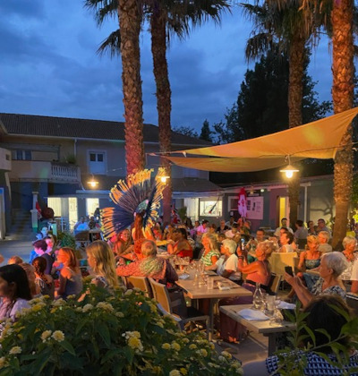 Animations à thème au patio du restaurant du camping Lodges Méditerranée