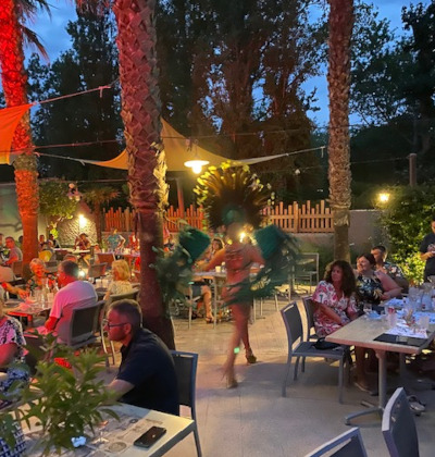 Soirée brésilienne au patio du restaurant du camping Lodges Méditerranée