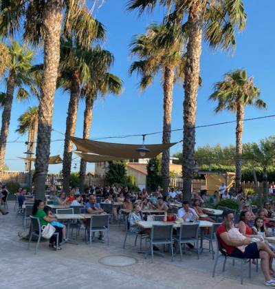 Moments de détente en famille au patio du restaurant du camping Lodges Méditerranée