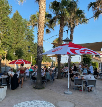 Le patio du restaurant du camping Lodges Méditerranée en journée